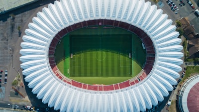 足球比赛精彩盘带过人集锦，球员技巧娴熟