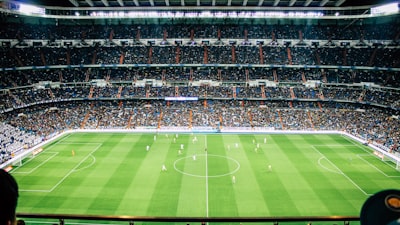 足球比赛精彩倒钩射门瞬间，球员身体舒展