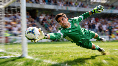 足球守门员做出神奇扑救，飞身侧扑